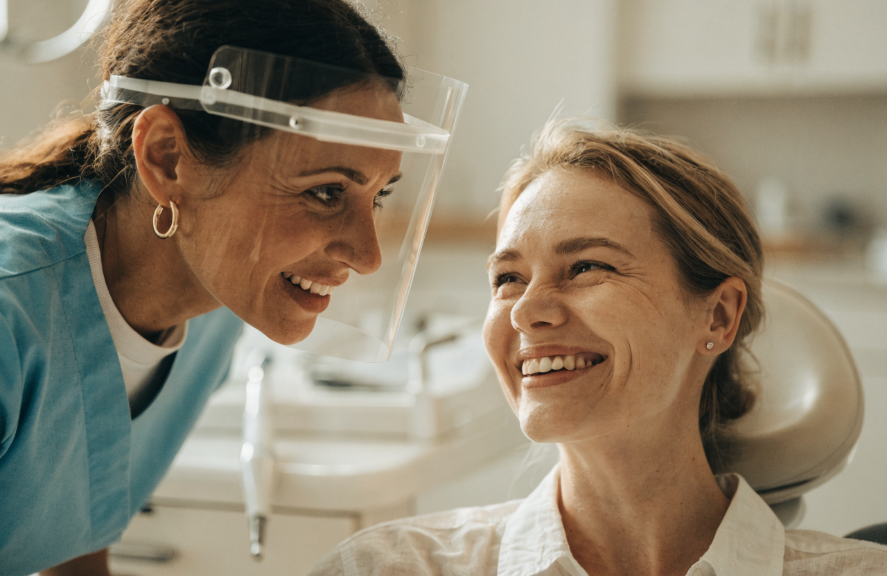 Dentista atendiendo a un paciente